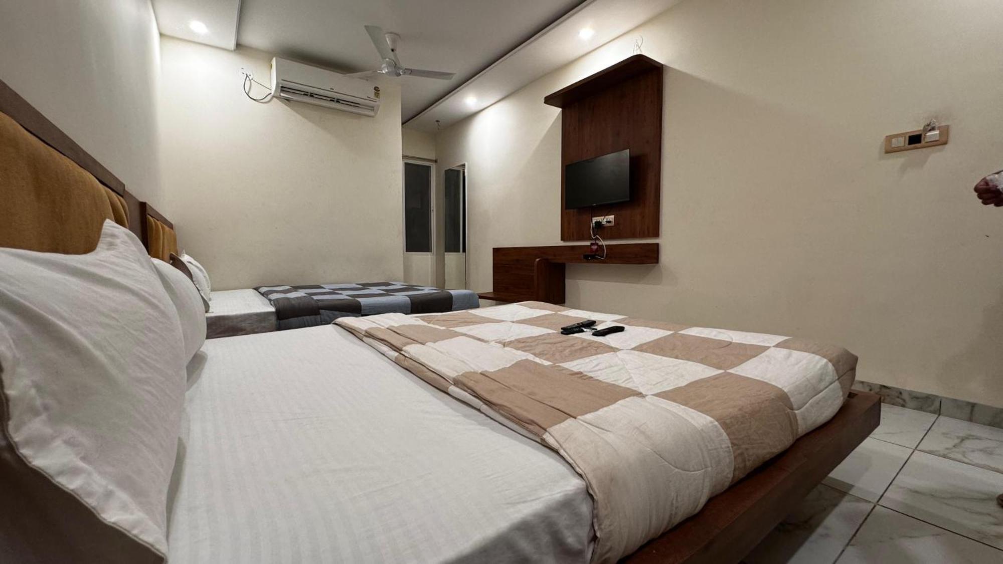 Hotel Prakasham Ujjain Eksteriør billede