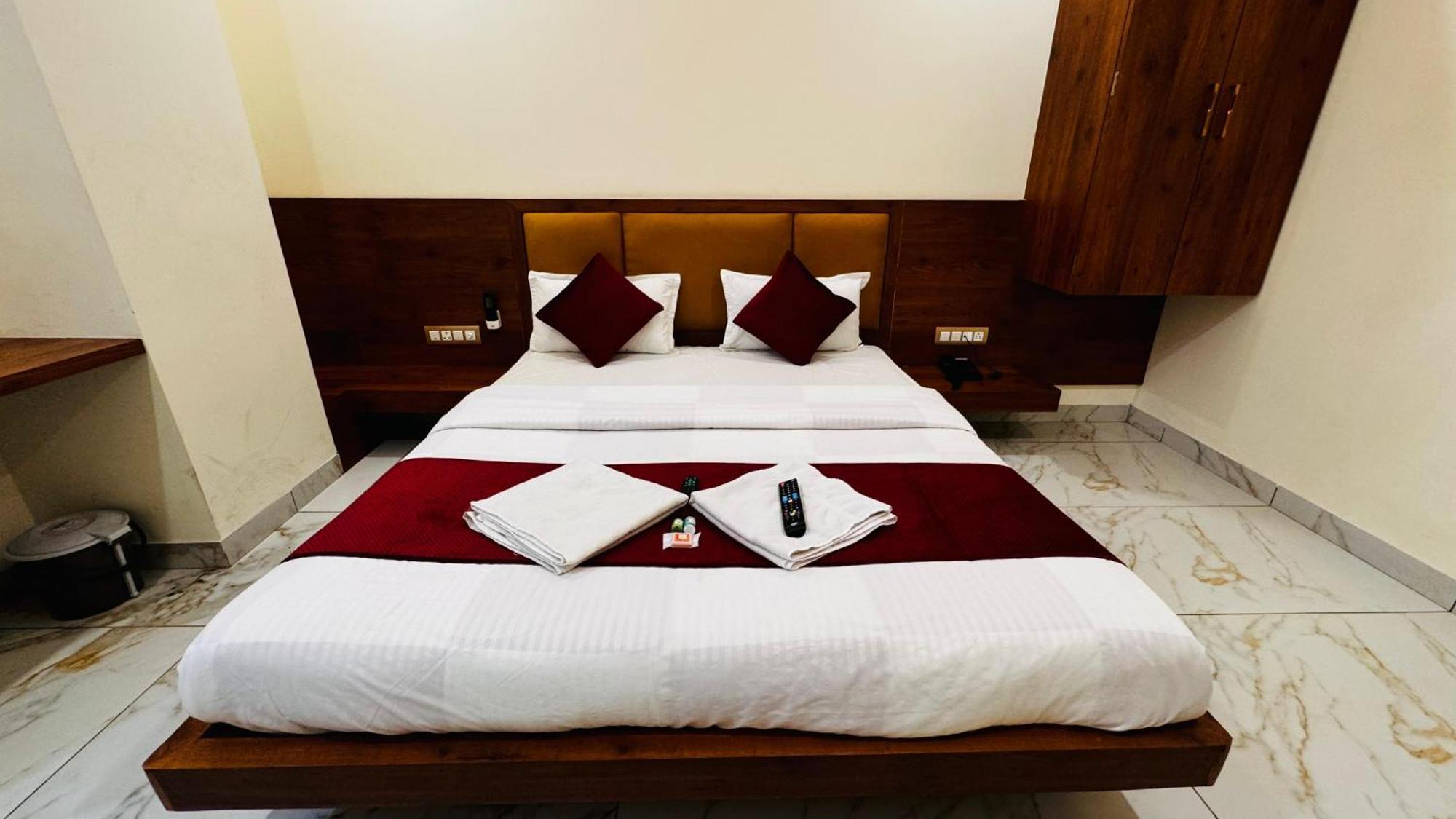 Hotel Prakasham Ujjain Eksteriør billede
