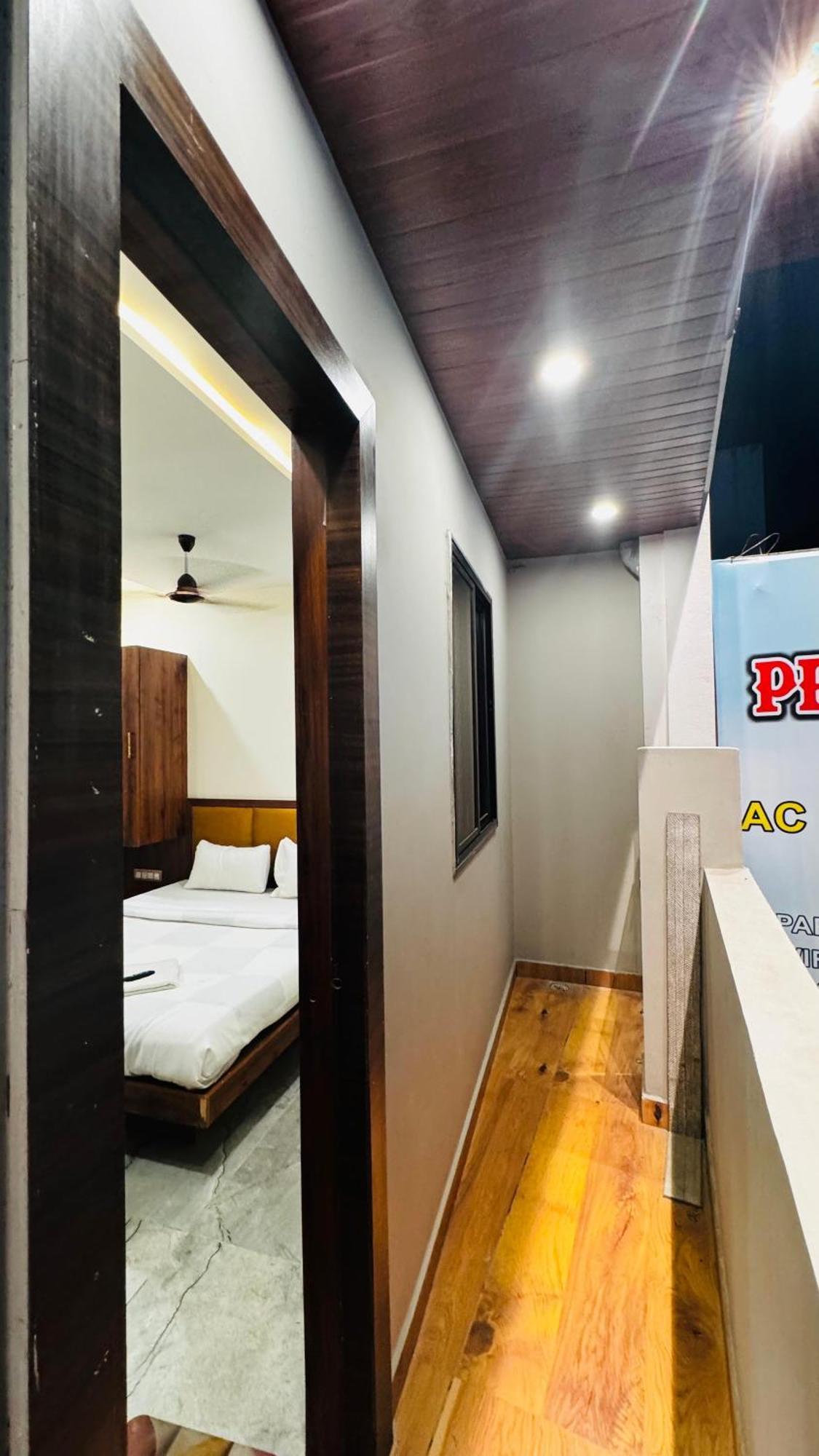 Hotel Prakasham Ujjain Eksteriør billede