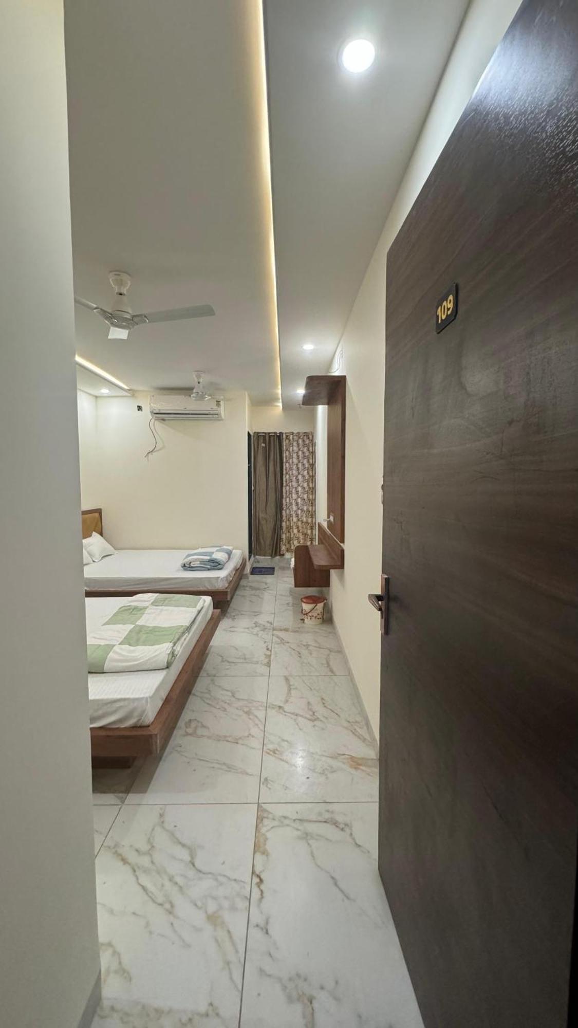 Hotel Prakasham Ujjain Eksteriør billede