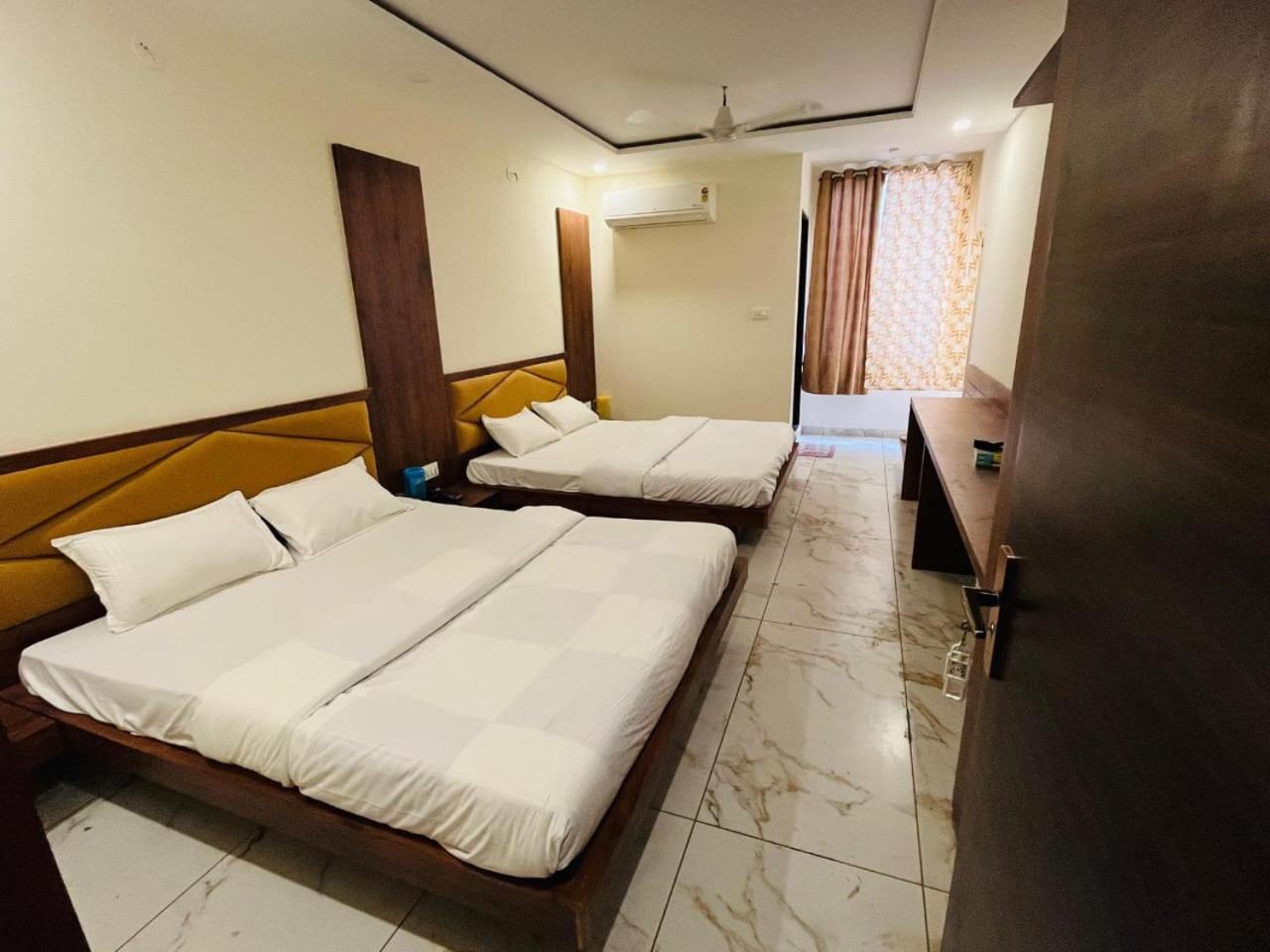 Hotel Prakasham Ujjain Eksteriør billede