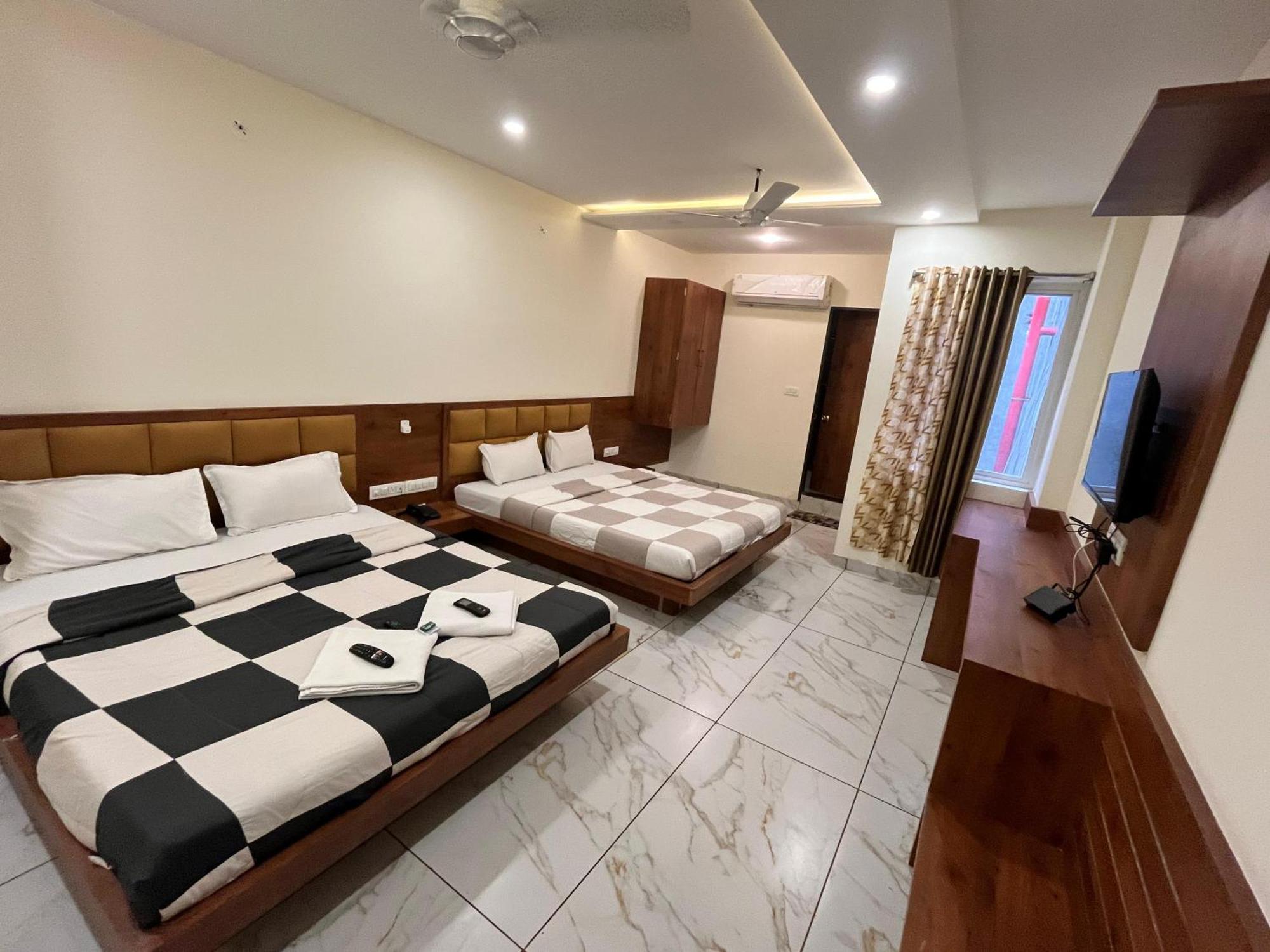 Hotel Prakasham Ujjain Eksteriør billede