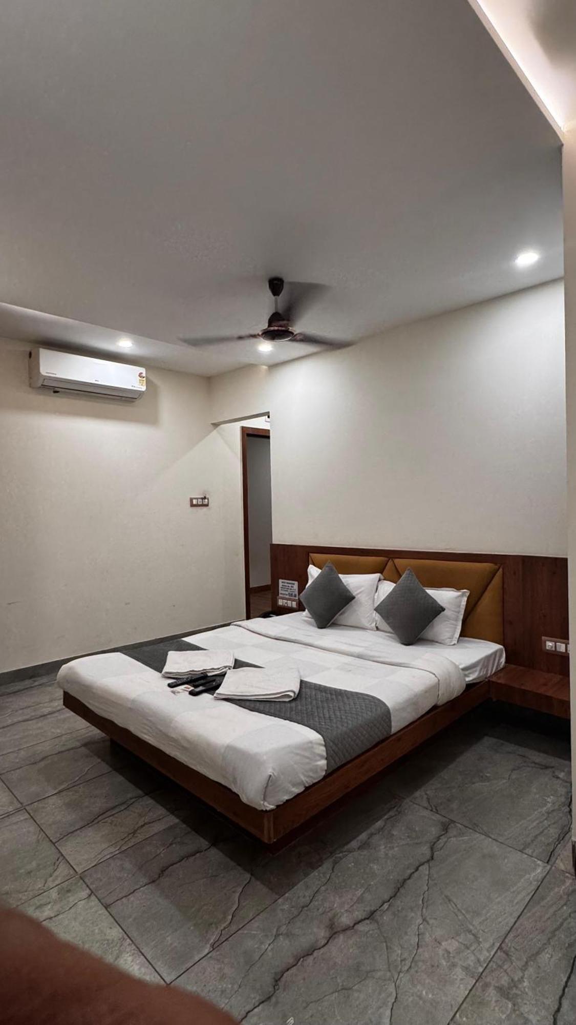 Hotel Prakasham Ujjain Eksteriør billede