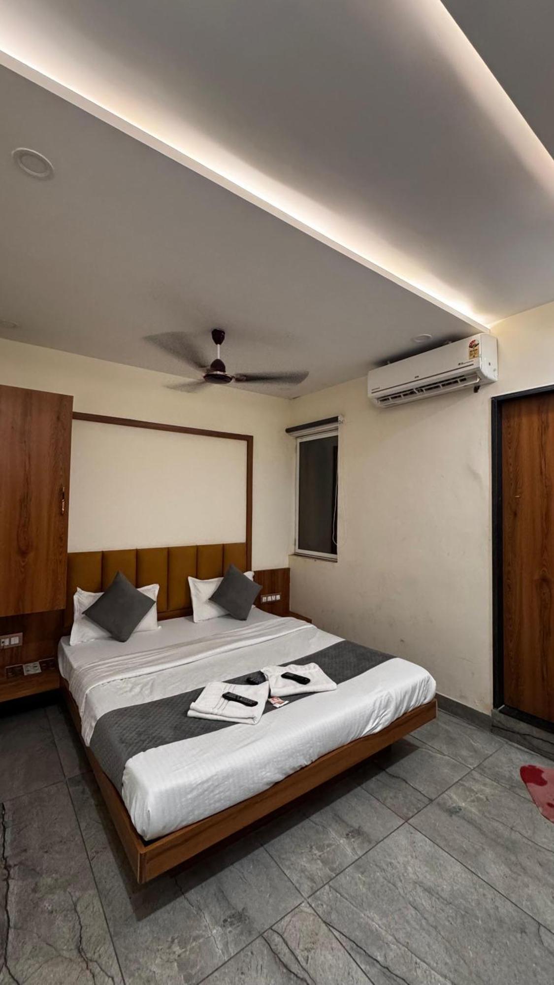 Hotel Prakasham Ujjain Eksteriør billede